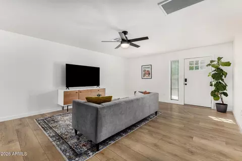 Living - 102 W Echo Ln, Phoenix, AZ 85021 photo 4 of 4