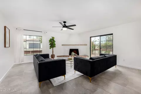Living - 102 W Echo Ln, Phoenix, AZ 85021 photo 1 of 4