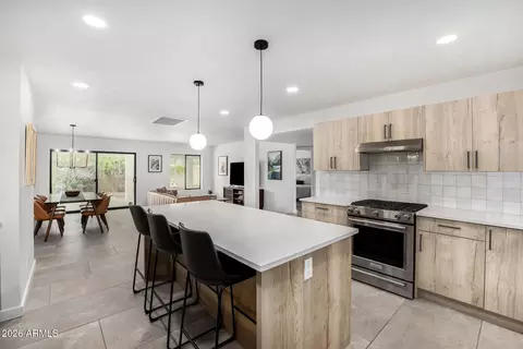 Kitchen - 102 W Echo Ln, Phoenix, AZ 85021 photo 3 of 4