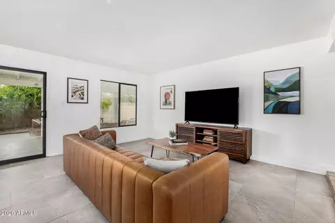 Living - 102 W Echo Ln, Phoenix, AZ 85021 photo 3 of 4