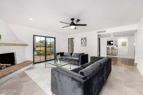 Living - 102 W Echo Ln, Phoenix, AZ 85021 photo 2 of 4