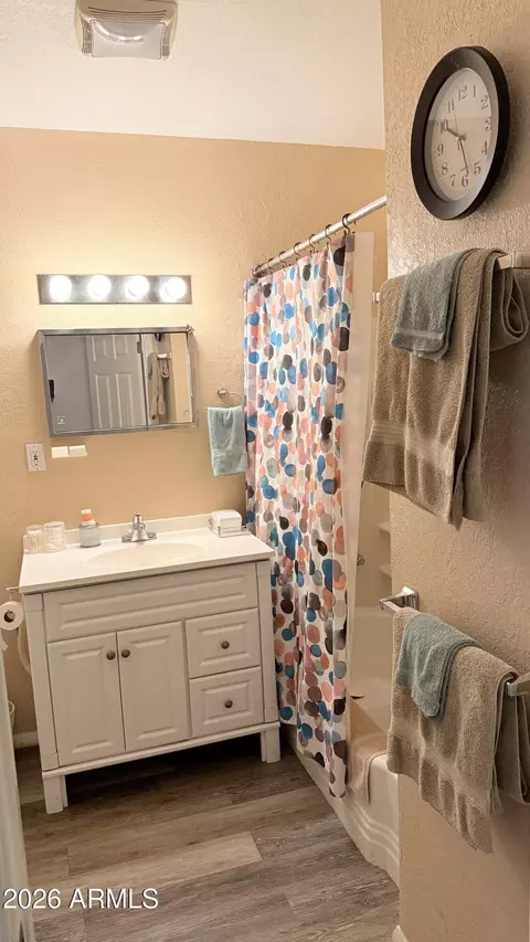 Bath - 264 W Hunter St, Mesa, AZ 85201 photo 1 of 2