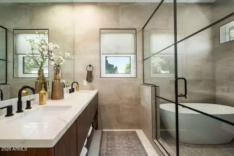 Bath - 4126 E Campbell Ave, Phoenix, AZ 85018 photo 3 of 6