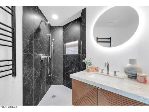 Bath - 1040 E Osborn Rd #1004, Phoenix, AZ 85014 photo 6 of 7