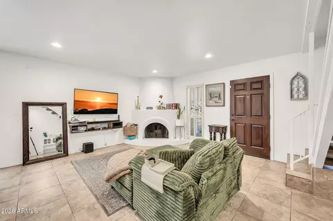 Living - 731 E North Ln #2, Phoenix, AZ 85020 photo 2 of 2