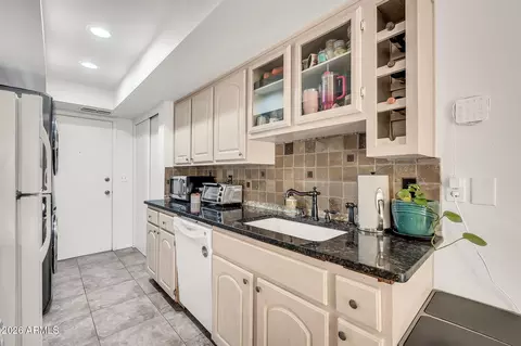 Kitchen - 731 E North Ln #2, Phoenix, AZ 85020 photo 2 of 3