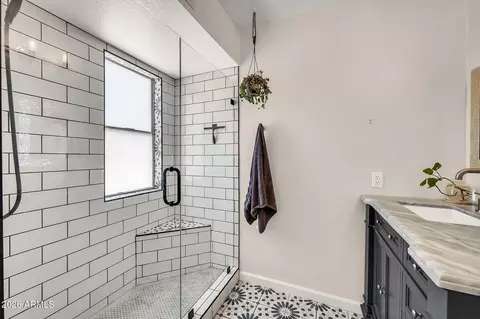 Bath - 731 E North Ln #2, Phoenix, AZ 85020 photo 1 of 3