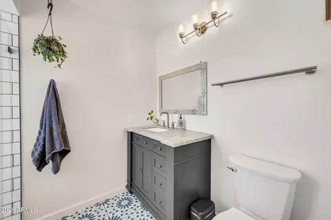 Bath - 731 E North Ln #2, Phoenix, AZ 85020 photo 2 of 3