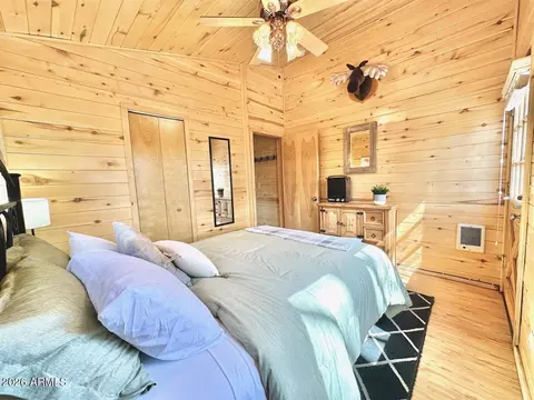 Bedroom - 2742 Fox Trl, Overgaard, AZ 85933 photo 3 of 5