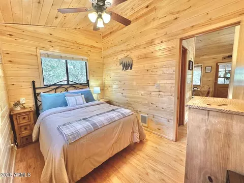 Bedroom - 2742 Fox Trl, Overgaard, AZ 85933 photo 4 of 5