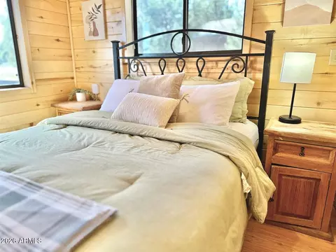Bedroom - 2742 Fox Trl, Overgaard, AZ 85933 photo 2 of 5