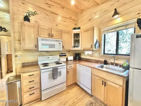 Kitchen - 2742 Fox Trl, Overgaard, AZ 85933 photo 2 of 2