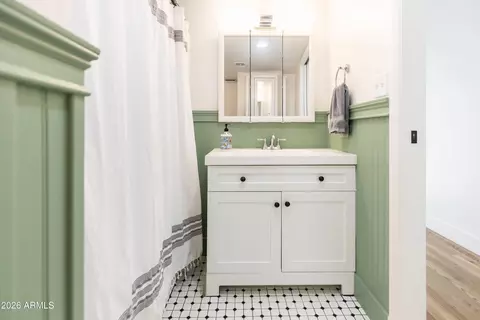 Bath - 3715 N 9th Pl, Phoenix, AZ 85014 photo 3 of 5