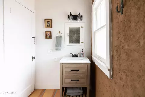 Bath - 3715 N 9th Pl, Phoenix, AZ 85014 photo 1 of 5