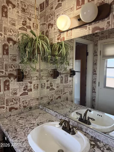 Bath - 2822 E Cortez St, Phoenix, AZ 85028 photo 1 of 1