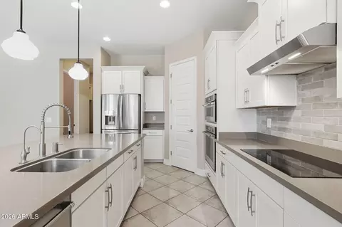Kitchen - 3930 E Chestnut Ln, Gilbert, AZ 85298 photo 4 of 5
