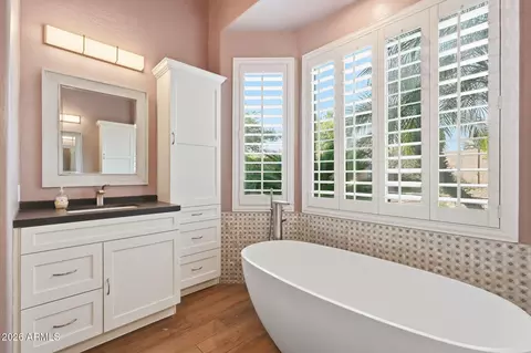 Bath - 4332 E Melinda Ln, Phoenix, AZ 85050 photo 3 of 6