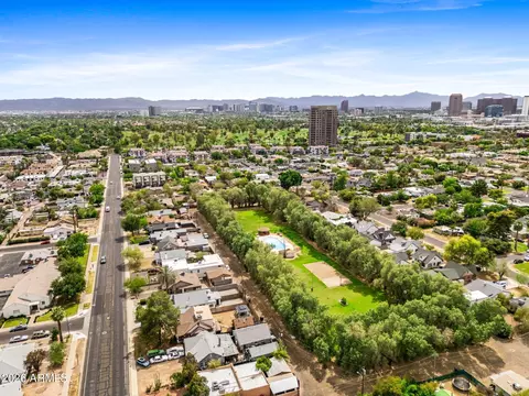 View/Area - 1132 E Weldon Ave, Phoenix, AZ 85014 photo 2 of 3