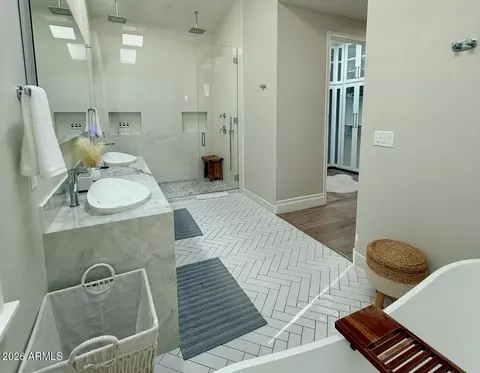 Bath - 4435 E Kings Ave, Phoenix, AZ 85032 photo 3 of 8