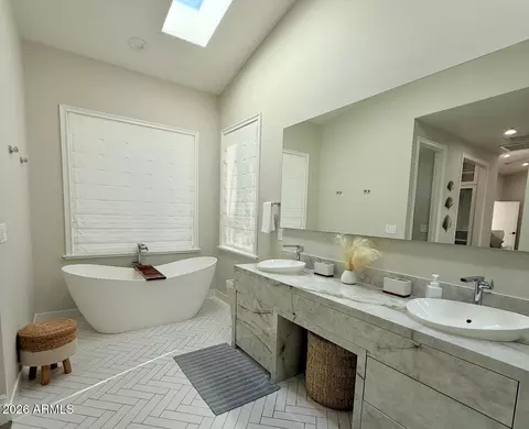 Bath - 4435 E Kings Ave, Phoenix, AZ 85032 photo 4 of 8
