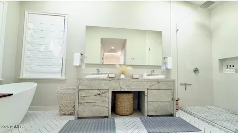 Bath - 4435 E Kings Ave, Phoenix, AZ 85032 photo 1 of 8