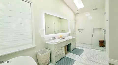 Bath - 4435 E Kings Ave, Phoenix, AZ 85032 photo 2 of 8