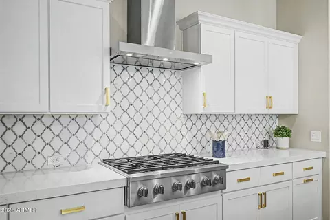 Kitchen - 4093 E Jesse St, Gilbert, AZ 85295 photo 8 of 9