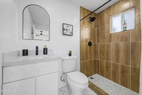 Bath - 4216 N 31st Dr, Phoenix, AZ 85017 photo 1 of 2