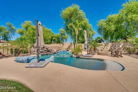 Exterior - 2082 E Sanoque Blvd, Gilbert, AZ 85298 photo 10 of 13