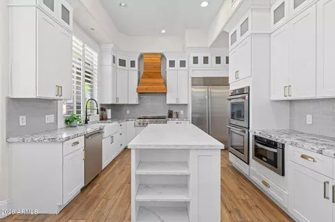 Kitchen - 2082 E Sanoque Blvd, Gilbert, AZ 85298 photo 3 of 10