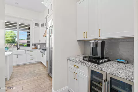 Kitchen - 2082 E Sanoque Blvd, Gilbert, AZ 85298 photo 8 of 10