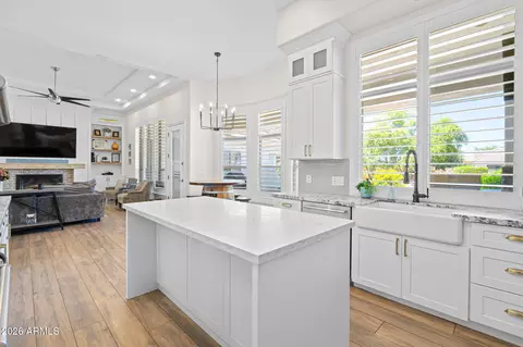 Kitchen - 2082 E Sanoque Blvd, Gilbert, AZ 85298 photo 5 of 10