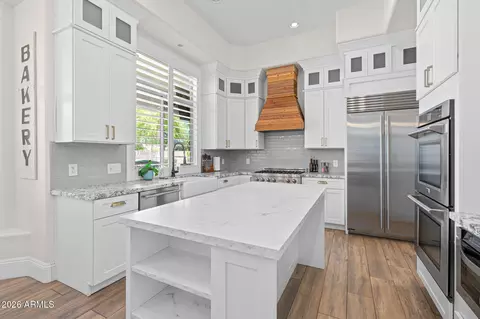 Kitchen - 2082 E Sanoque Blvd, Gilbert, AZ 85298 photo 2 of 10