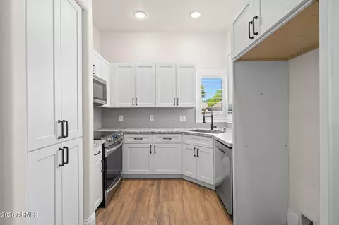 Kitchen - 2082 E Sanoque Blvd, Gilbert, AZ 85298 photo 9 of 10