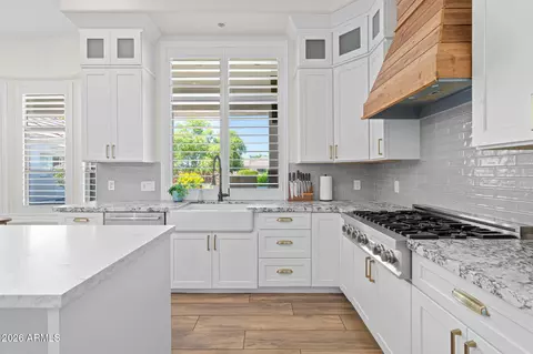 Kitchen - 2082 E Sanoque Blvd, Gilbert, AZ 85298 photo 6 of 10