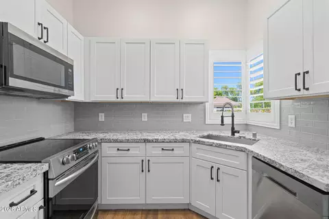 Kitchen - 2082 E Sanoque Blvd, Gilbert, AZ 85298 photo 10 of 10