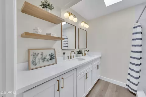 Bath - 1016 E Charleston Ave, Phoenix, AZ 85022 photo 1 of 3