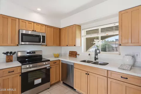 Kitchen - 2201 E Gretta Pl, Phoenix, AZ 85022 photo 3 of 5