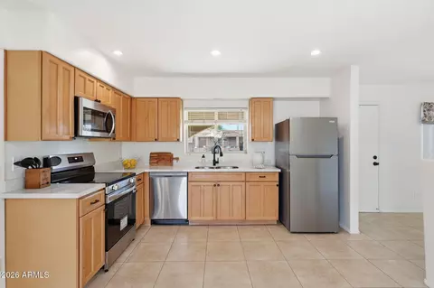 Kitchen - 2201 E Gretta Pl, Phoenix, AZ 85022 photo 4 of 5