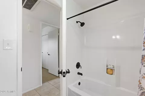 Bath - 2201 E Gretta Pl, Phoenix, AZ 85022 photo 2 of 4