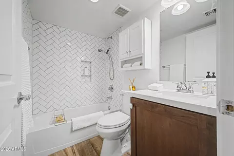 Bath - 815 E Rose Ln #116, Phoenix, AZ 85014 photo 2 of 2