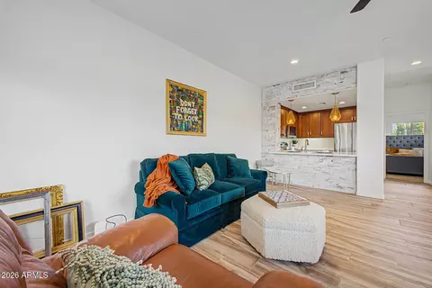Living - 815 E Rose Ln #116, Phoenix, AZ 85014 photo 4 of 4