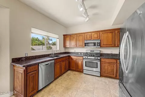 Kitchen - 4208 E Tether Trl, Phoenix, AZ 85050 photo 3 of 4
