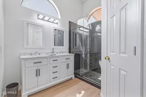 Bath - 4321 E Rowel Rd, Phoenix, AZ 85050 photo 3 of 3