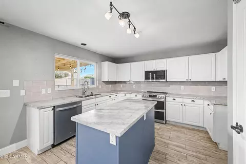 Kitchen - 2111 E Patrick Ln, Phoenix, AZ 85024 photo 4 of 5
