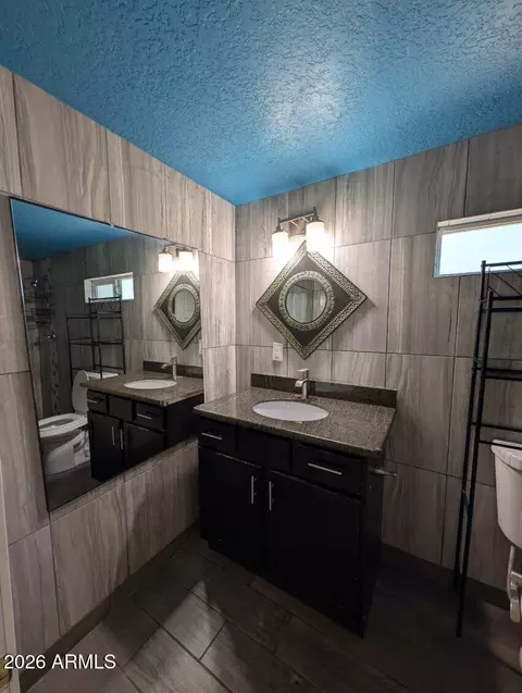 Bath - 2206 E Yale St, Phoenix, AZ 85006 photo 2 of 5