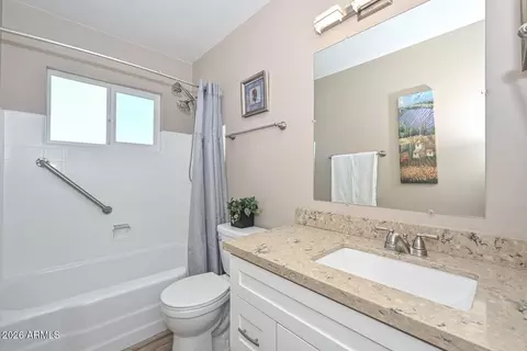 Bath - 2032 E Cheery Lynn Rd, Phoenix, AZ 85016 photo 3 of 3