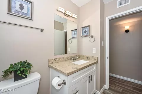 Bath - 2032 E Cheery Lynn Rd, Phoenix, AZ 85016 photo 2 of 3
