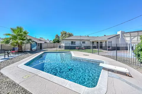Exterior - 2032 E Cheery Lynn Rd, Phoenix, AZ 85016 photo 3 of 10