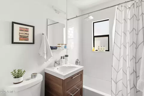 Bath - 4021 N 8th Ave, Phoenix, AZ 85013 photo 1 of 1